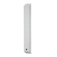 Un bolardo alto y rectangular de metal plateado con la parte superior inclinada, un pequeño orificio circular y un botón negro estilo Focal OnWall 302 cerca de la parte inferior.