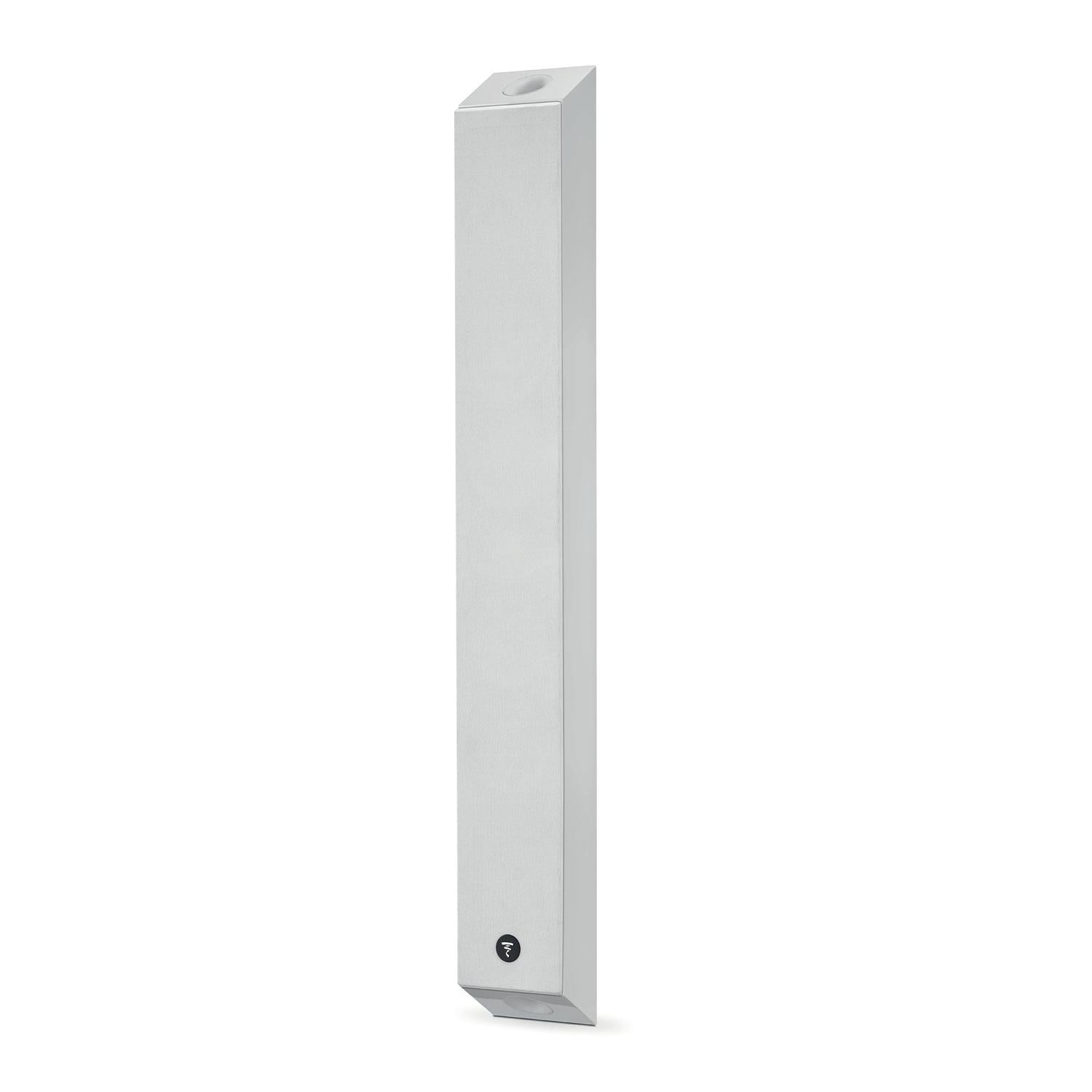 Un bolardo alto y rectangular de metal plateado con la parte superior inclinada, un pequeño orificio circular y un botón negro estilo Focal OnWall 302 cerca de la parte inferior.