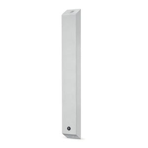 Un bolardo alto y rectangular de metal plateado con la parte superior inclinada, un pequeño orificio circular y un botón negro estilo Focal OnWall 302 cerca de la parte inferior.