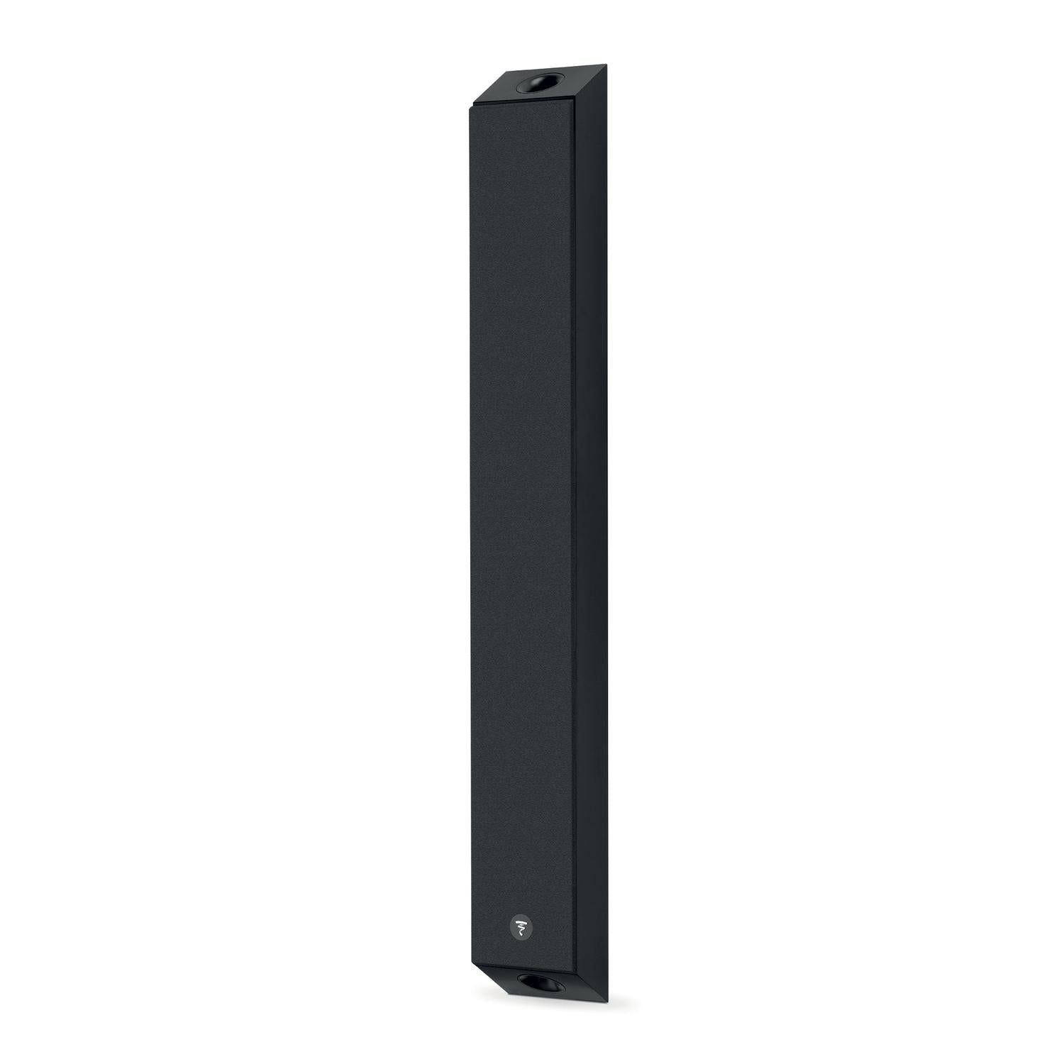 El Focal OnWall 302 es un altavoz de pared negro, alto y delgado con orificios de montaje superior e inferior y un pequeño logotipo frontal.