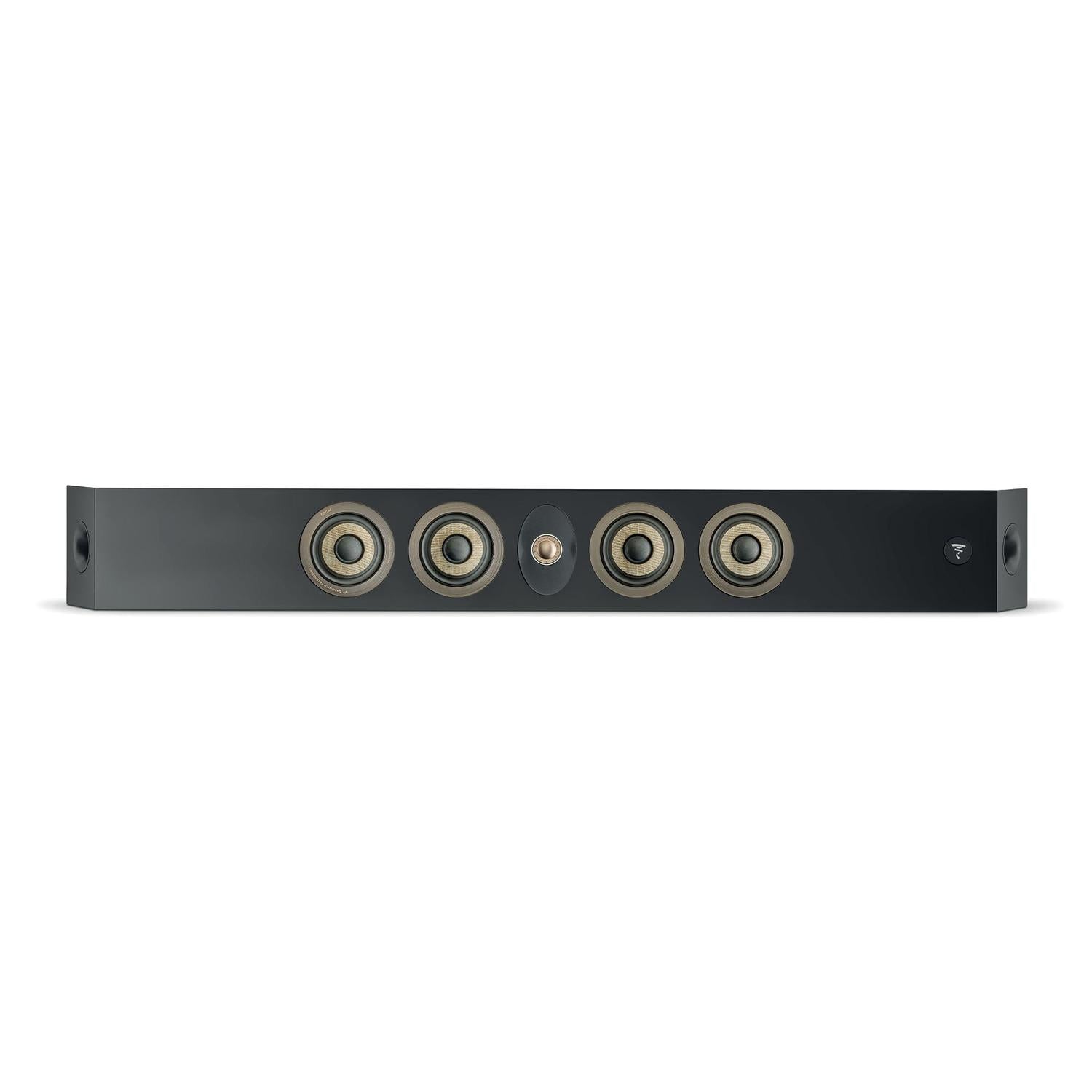 Una elegante barra de sonido negra Focal OnWall 302 con cinco Flax-Membranlautsprecher circulares y un pequeño logotipo en el lado derecho, vista de frente.