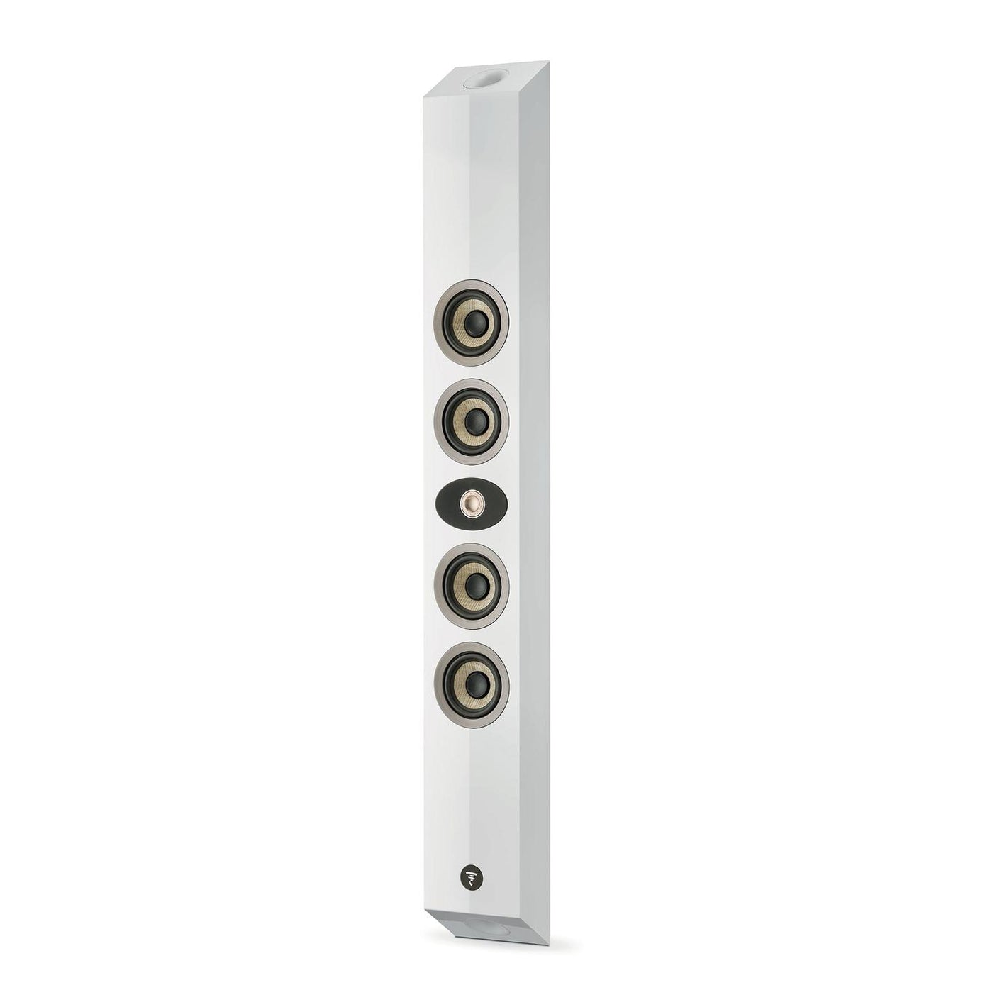 El Focal OnWall 302 es un altavoz blanco, alto y delgado con cinco transductores circulares dispuestos verticalmente en el panel frontal, que se muestra sobre un fondo blanco liso.