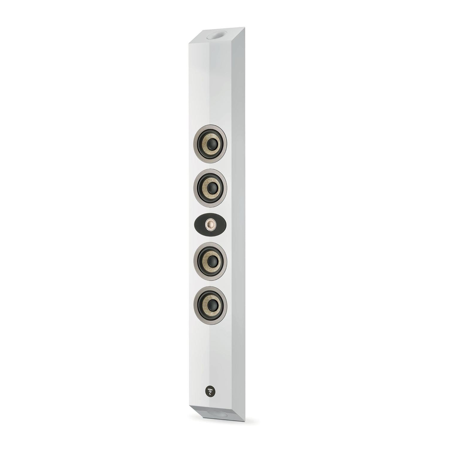 El Focal OnWall 302 es un altavoz blanco, alto y delgado con cinco transductores circulares dispuestos verticalmente en el panel frontal, que se muestra sobre un fondo blanco liso.