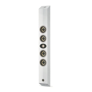 El Focal OnWall 302 es un altavoz blanco, alto y delgado con cinco transductores circulares dispuestos verticalmente en el panel frontal, que se muestra sobre un fondo blanco liso.
