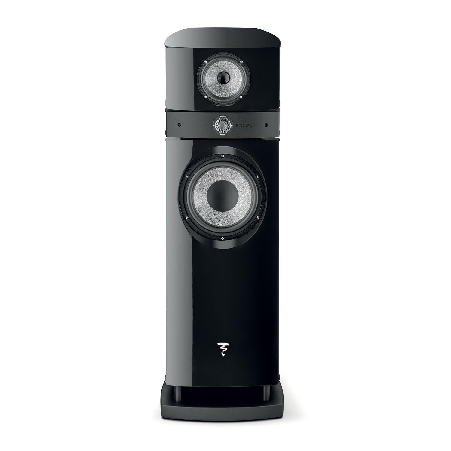 Un elegante diffusore da pavimento a 3 vie Focal Scala Utopia Evo, di colore nero, con due altoparlanti a vista e un tweeter in berillio, con logo nella parte anteriore inferiore.