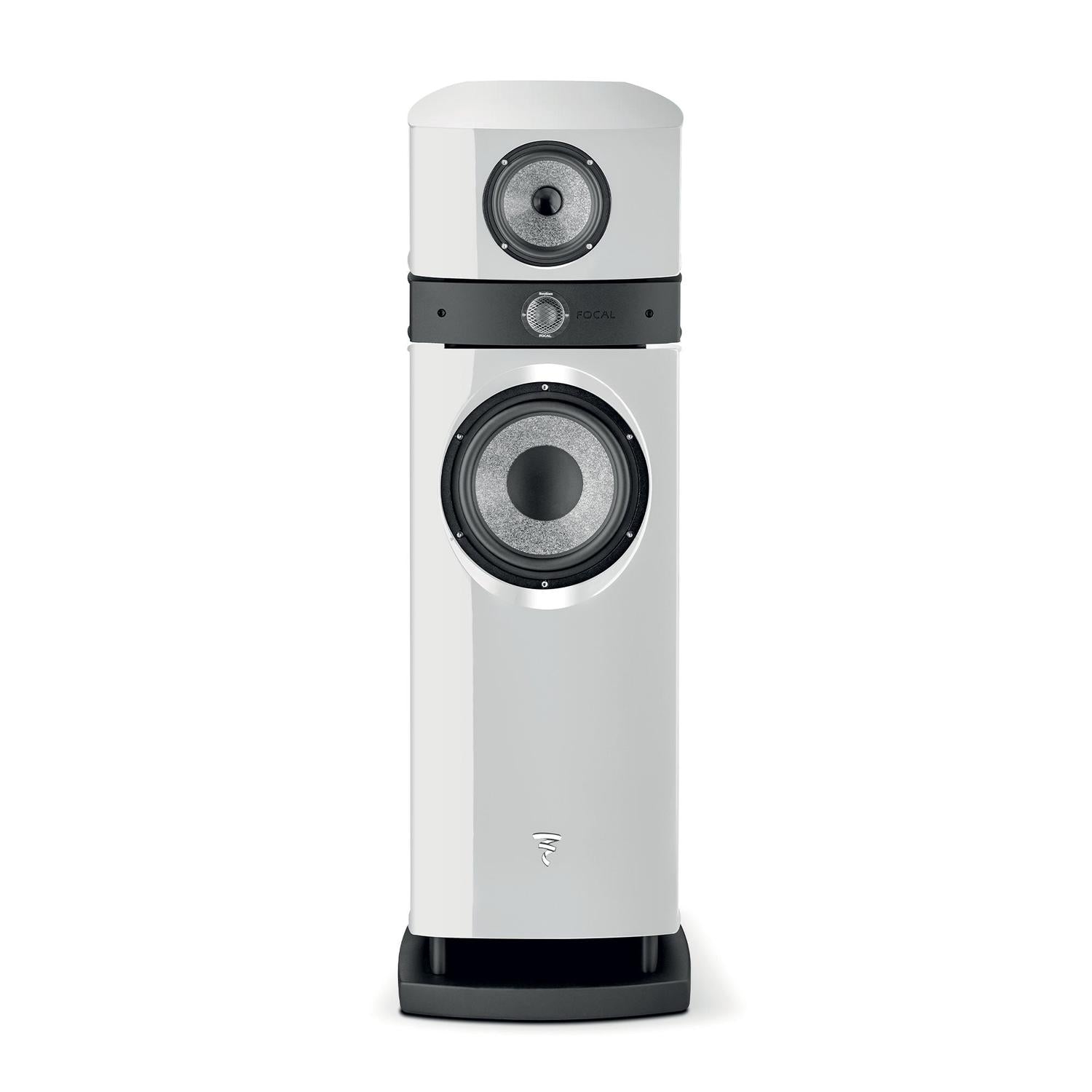Un diffusore da pavimento Focal Scala Utopia Evo, alto e bianco, con due altoparlanti rotondi e una manopola di controllo centrale su uno sfondo semplice.