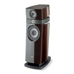 Die Focal Scala Utopia Evo ist ein 3-Wege-Standlautsprecher mit glänzender dunkler Holzoberfläche, Beryllium-Hochtöner, zwei Treibern und dem Focal-Logo auf dem Sockel.
