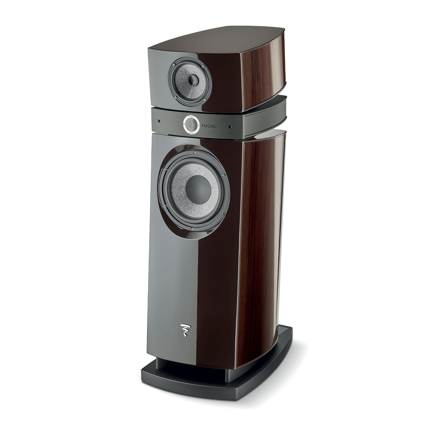 Il Focal Scala Utopia Evo è un diffusore da pavimento a 3 vie con finitura in legno scuro lucido, tweeter in berillio, doppio altoparlante e logo Focal sulla base.