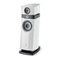 Il Focal Scala Utopia Evo è un moderno diffusore da pavimento a 3 vie di colore bianco con un tweeter in berillio, due altoparlanti visibili e un elegante design curvo su una base nera.