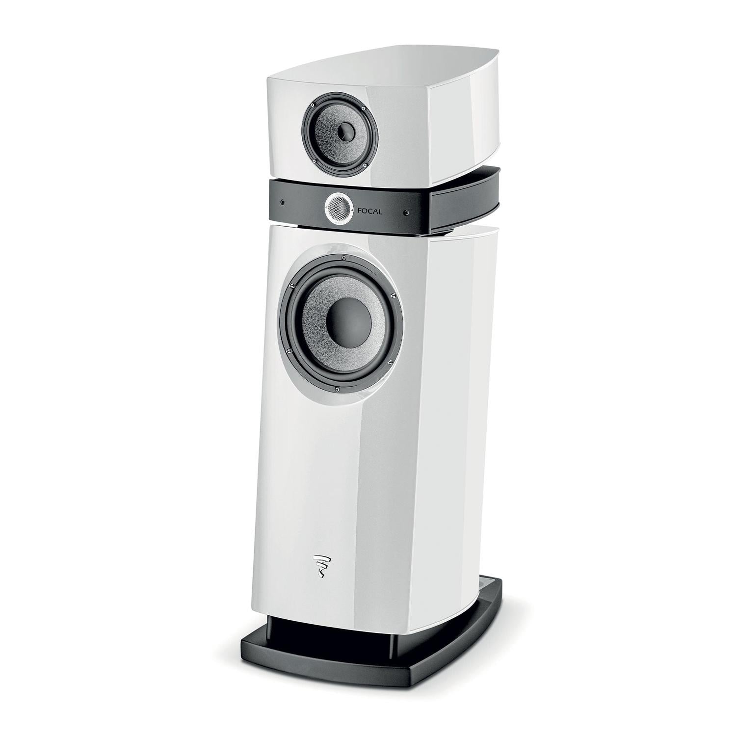Il Focal Scala Utopia Evo è un moderno diffusore da pavimento a 3 vie di colore bianco con un tweeter in berillio, due altoparlanti visibili e un elegante design curvo su una base nera.