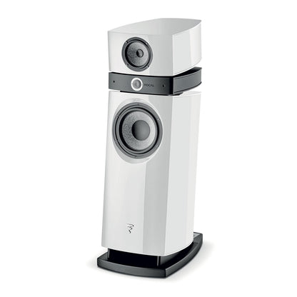 Die Focal Scala Utopia Evo ist ein moderner weißer 3-Wege-Standlautsprecher mit einem Beryllium-Hochtöner, zwei sichtbaren Treibern und einem schlanken, geschwungenen Design auf einem schwarzen Sockel.