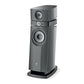 Il Focal Scala Utopia Evo è un diffusore da pavimento a 3 vie nero, elegante e moderno, con due altoparlanti rotondi, una base curva e il logo Focal vicino alla base.