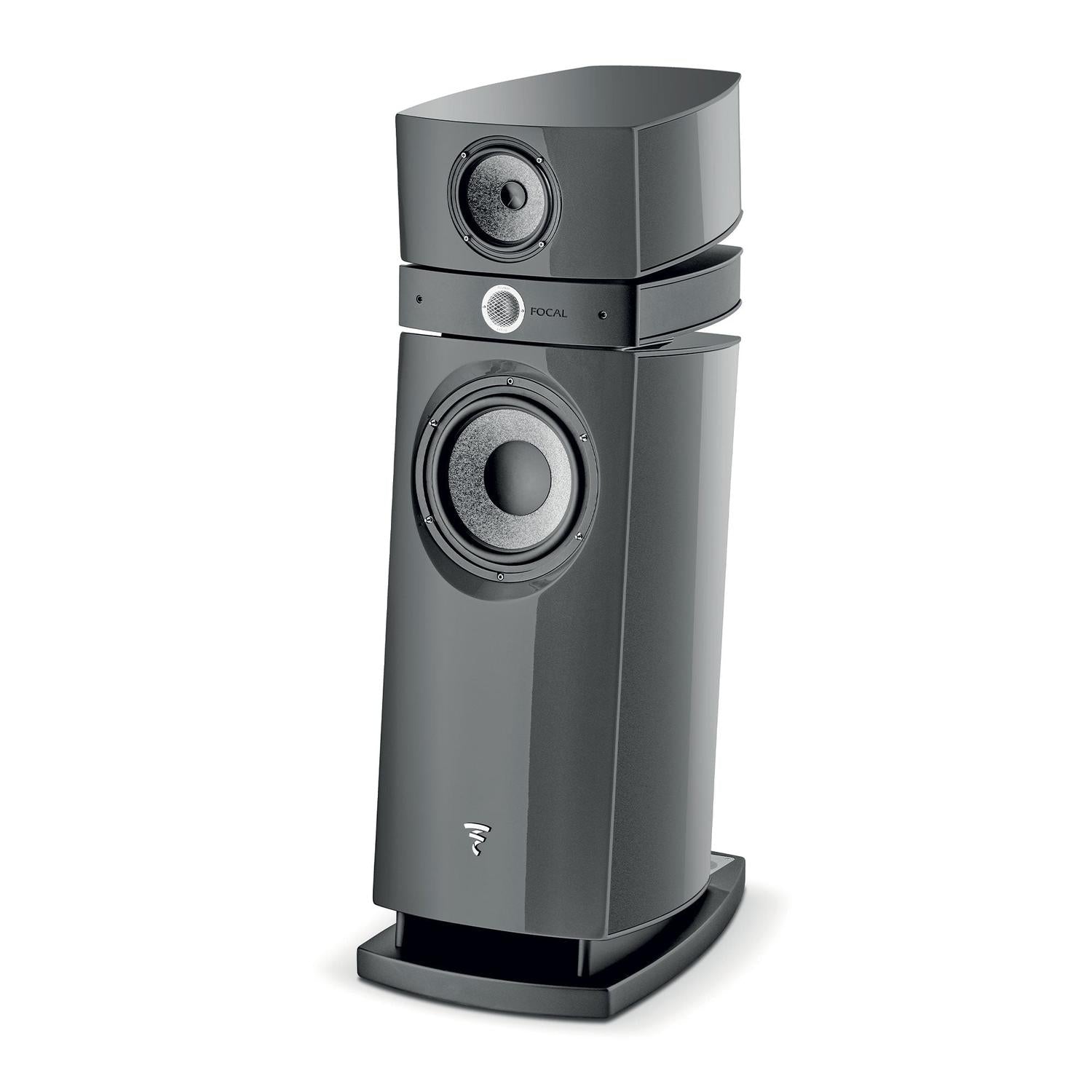 Il Focal Scala Utopia Evo è un diffusore da pavimento a 3 vie nero, elegante e moderno, con due altoparlanti rotondi, una base curva e il logo Focal vicino alla base.