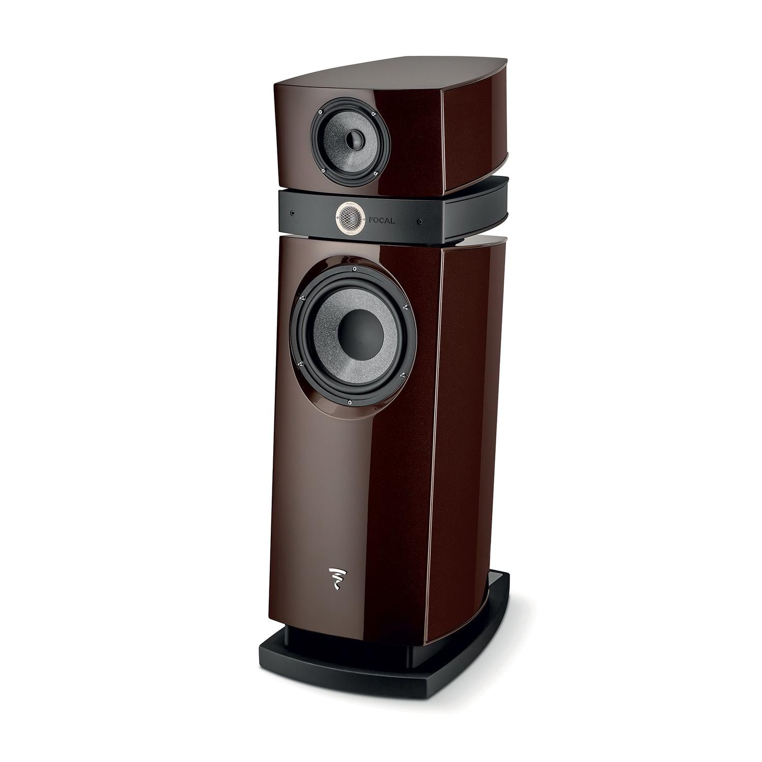 Il Focal Scala Utopia Evo è un diffusore da pavimento a 3 vie di fascia alta di colore marrone scuro con due altoparlanti a vista, finitura lucida e design moderno.