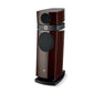 Il Focal Scala Utopia Evo è un diffusore da pavimento a 3 vie di qualità superiore con finitura in legno scuro lucido, accenti neri e griglie rotonde su unelegante base nera.