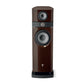 Un diffusore Focal Scala Utopia Evo alto e marrone con due altoparlanti visibili, una finitura lucida e una base nera.