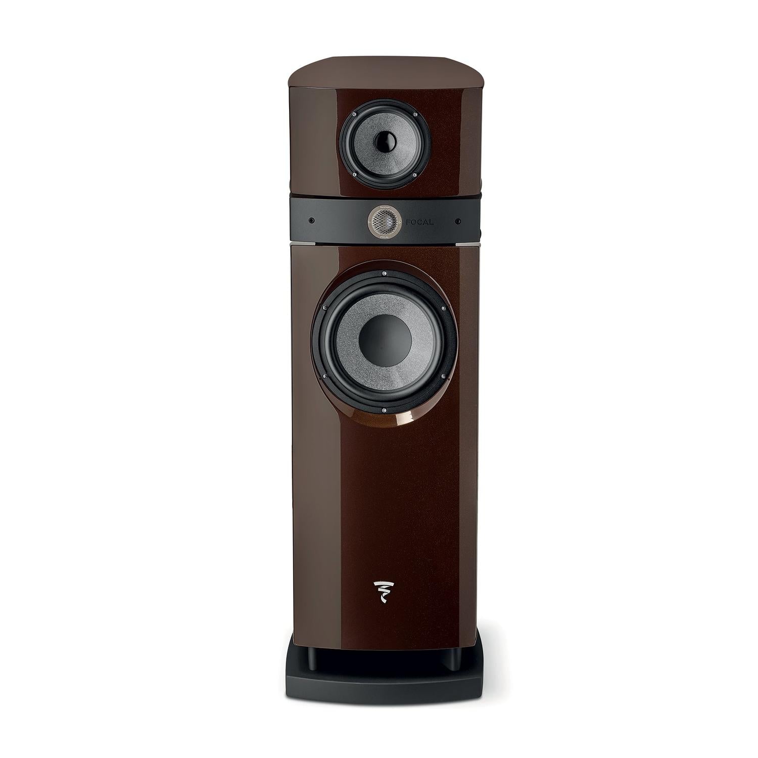 Un diffusore Focal Scala Utopia Evo alto e marrone con due altoparlanti visibili, una finitura lucida e una base nera.