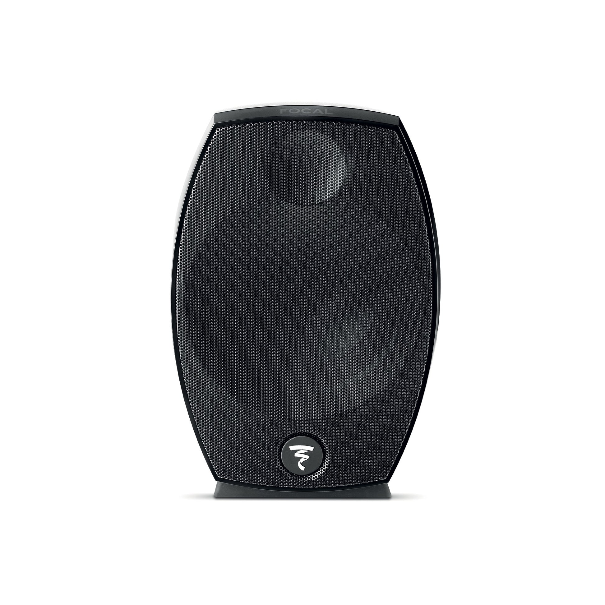 Un diffusore Focal Sib Evo nero, ovale, con la parte anteriore in rete e un piccolo logo circolare vicino alla parte inferiore, su uno sfondo bianco.