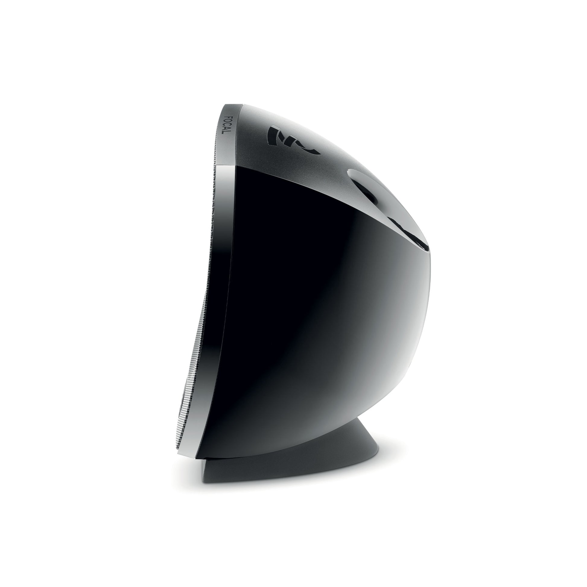 Vista laterale di un elegante diffusore Focal Sib Evo nero con retro curvo su una base grigia su sfondo bianco.