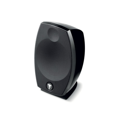 Un elegante altoparlante Focal Sib Evo di colore nero, con la parte anteriore in rete e il logo rotondo nella parte inferiore, su uno sfondo bianco.