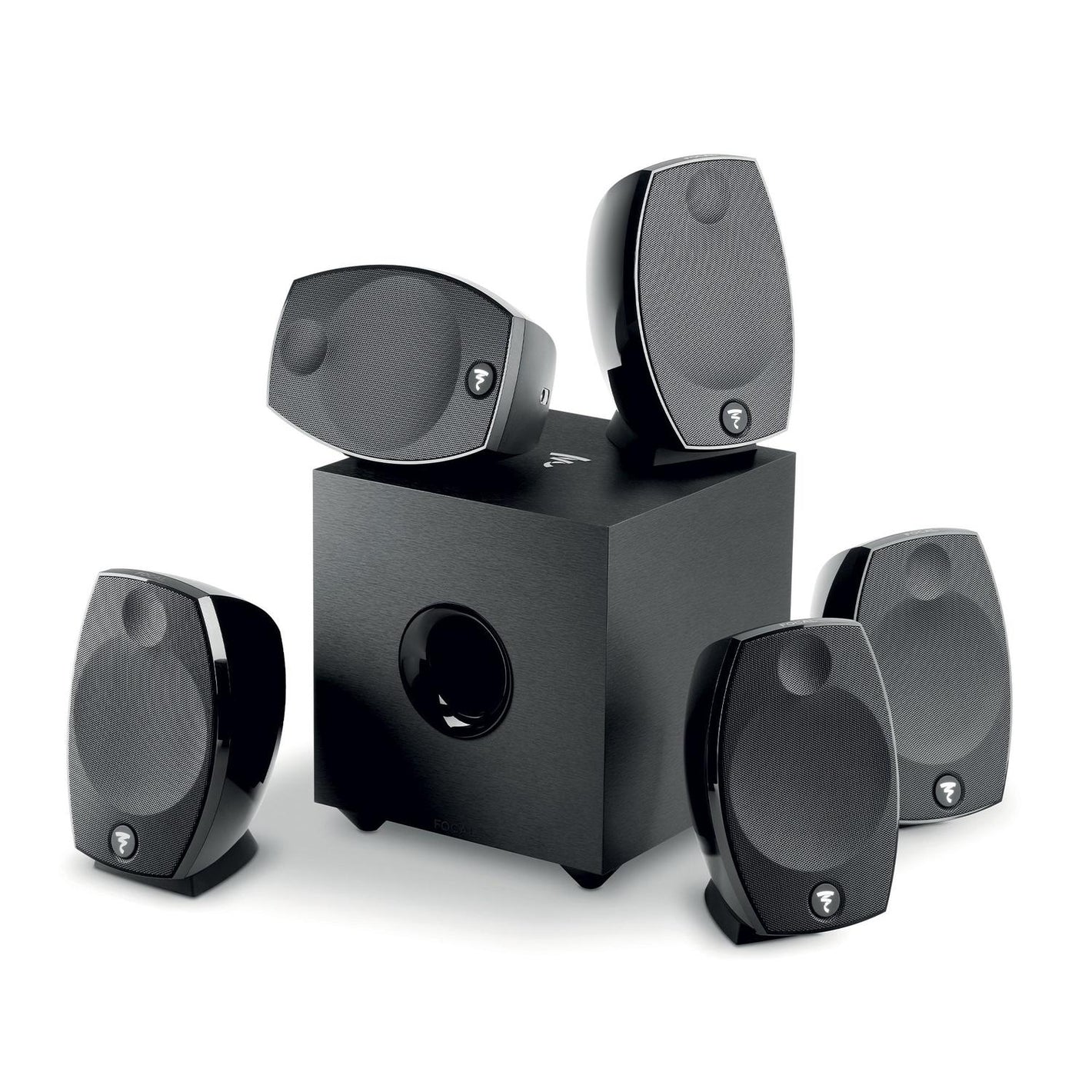 Cinco altavoces negros Focal Sib Evo 5.1 y un subwoofer se muestran sobre un fondo blanco, resaltando su envolvente experiencia de sonido.
