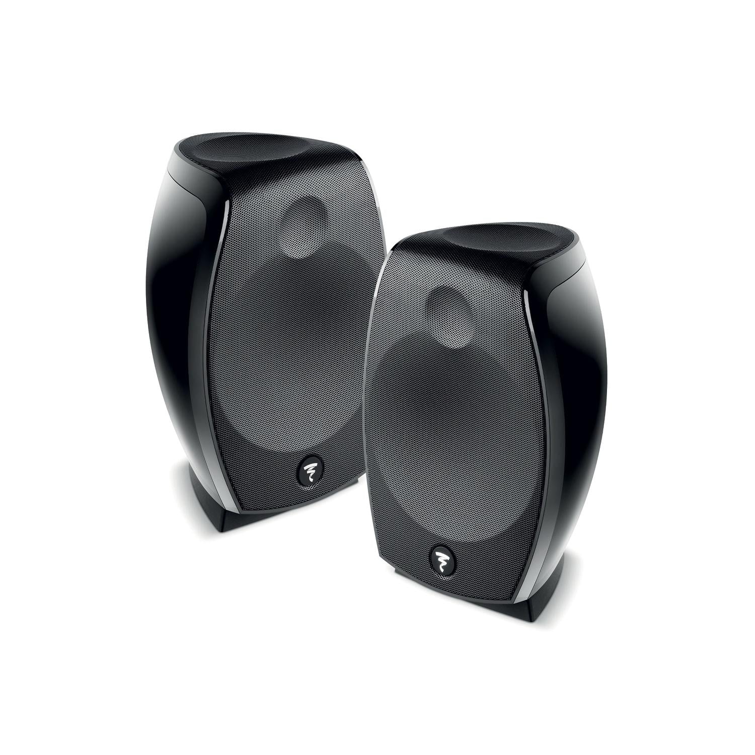 Due moderni diffusori Focal Sib Evo Dolby Atmos 2.0 di colore nero con bordi arrotondati sono rivolti leggermente verso lesterno su uno sfondo bianco.