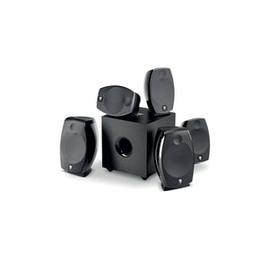 Un sistema de altavoces negros Focal Sib Evo Dolby Atmos 5.1.2 con cinco satélites y un subwoofer central, todo ello sobre un fondo blanco.