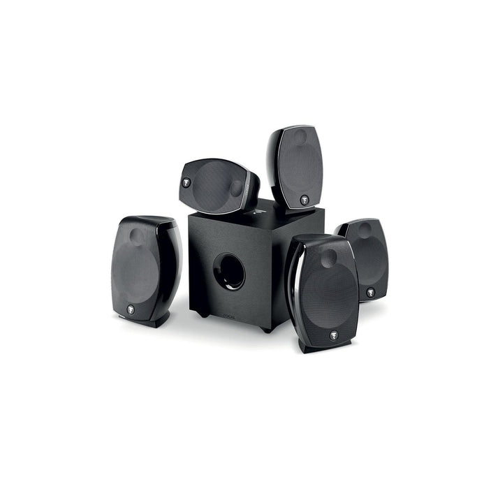 Un système denceintes noires Focal Sib Evo Dolby Atmos 5.1.2 avec cinq satellites et un caisson de basses central, le tout sur fond blanc.