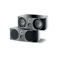 Due diffusori Focal Sopra Center neri, rettangolari, con driver e griglie a vista, creano un elemento centrale di grande impatto per unesperienza di home theater coinvolgente.
