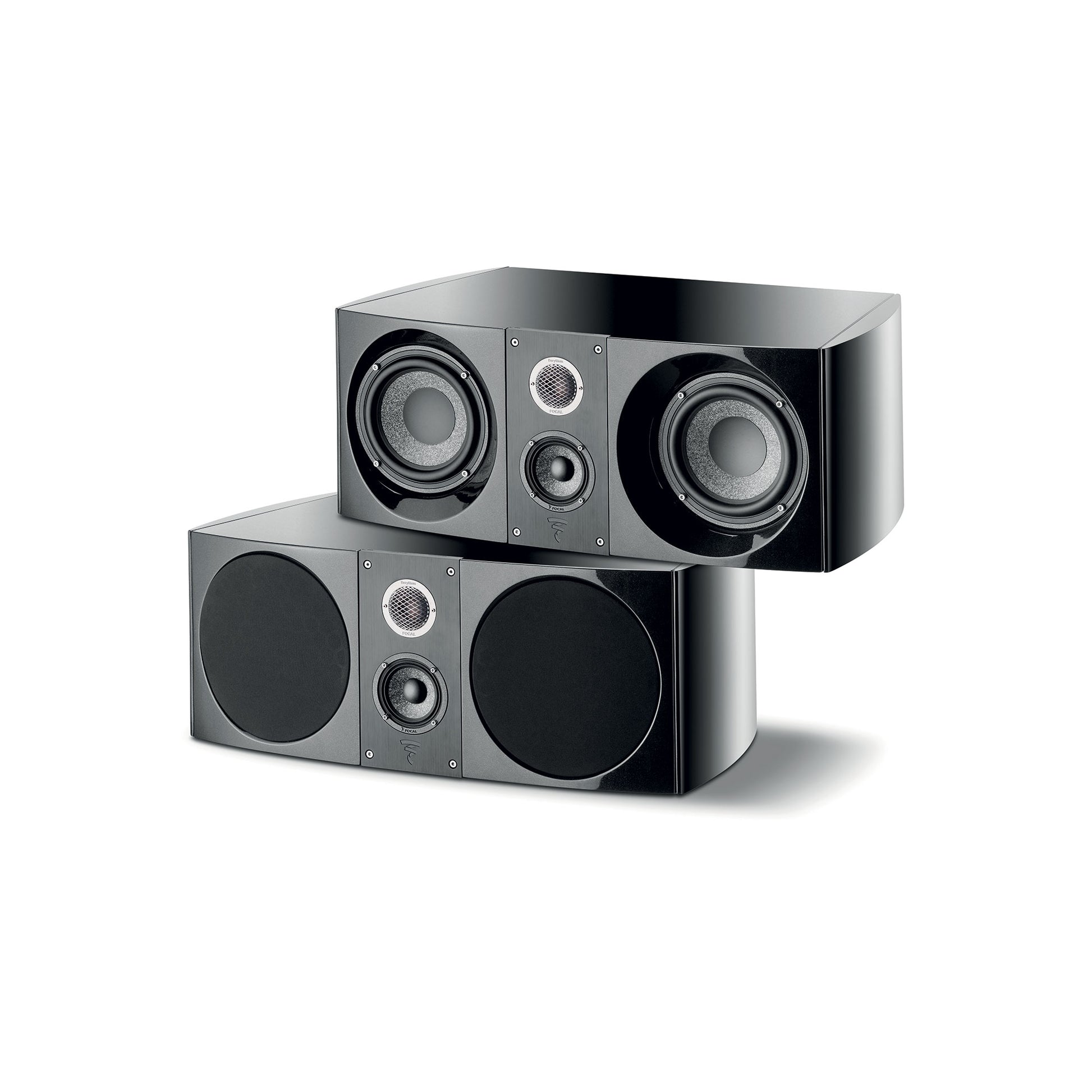 Due diffusori Focal Sopra Center neri, rettangolari, con driver e griglie a vista, creano un elemento centrale di grande impatto per unesperienza di home theater coinvolgente.