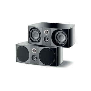 Dos altavoces negros rectangulares Focal Sopra Center con transductores y rejillas a la vista crean una pieza central impactante para una experiencia de cine en casa envolvente.