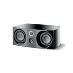 Il Focal Sopra Center è un diffusore nero, rettangolare, con doppio woofer e tweeter sul frontale, ideale per unesperienza home theater di grande effetto.