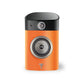 Der Focal Sopra N°1 ist ein moderner orange-schwarzer Lautsprecher mit einem runden Tieftöner, einem kleinen Hochtöner darüber und einem Metall-Logo, das das elegante Design von Focal widerspiegelt.