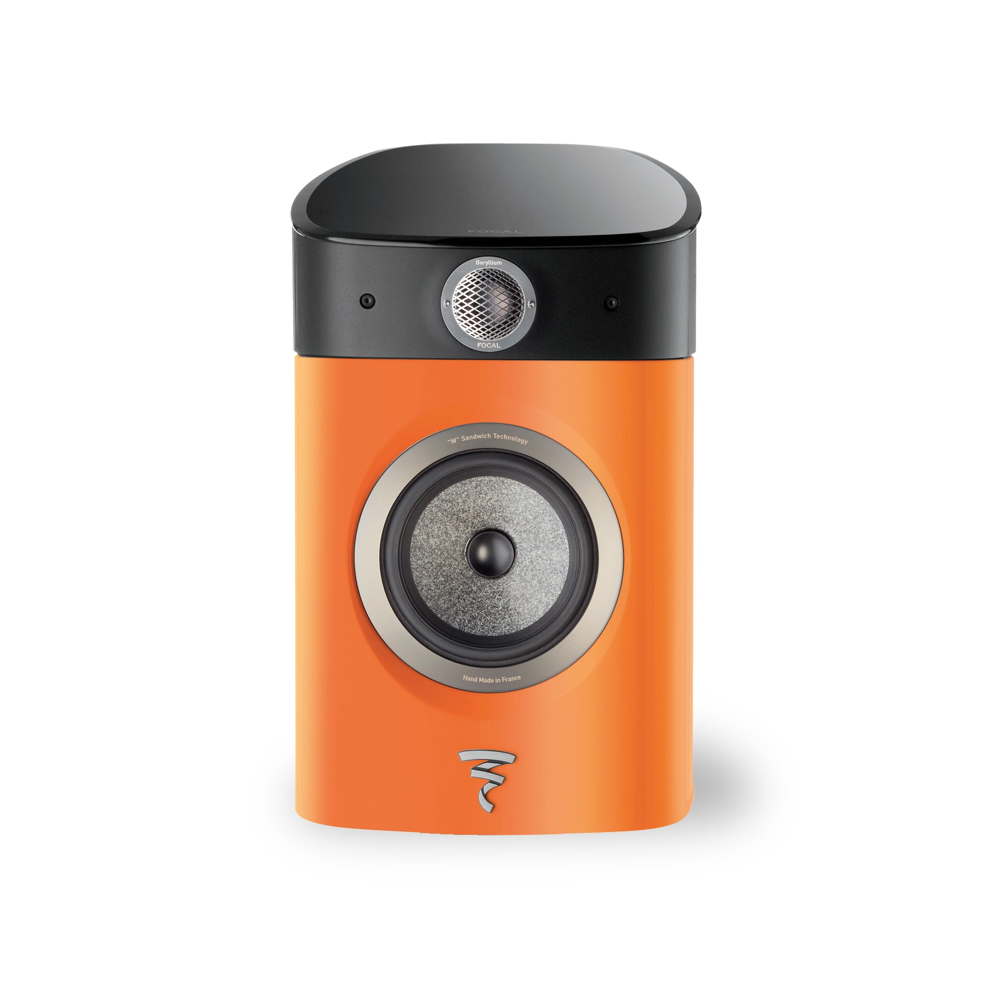 Der Focal Sopra N°1 ist ein moderner orange-schwarzer Lautsprecher mit einem runden Tieftöner, einem kleinen Hochtöner darüber und einem Metall-Logo, das das elegante Design von Focal widerspiegelt.