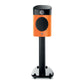 Ein Focal Sopra N°1 in Orange und Schwarz ist auf einem hohen schwarzen Ständer mit abgerundeter Basis vor einem weißen Hintergrund montiert.