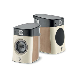 Dos modernos altavoces Focal Sopra N°1 con acabado en madera clara, tapas negras y frentes en color crema se colocan en ángulo para mostrar las vistas frontal y lateral.