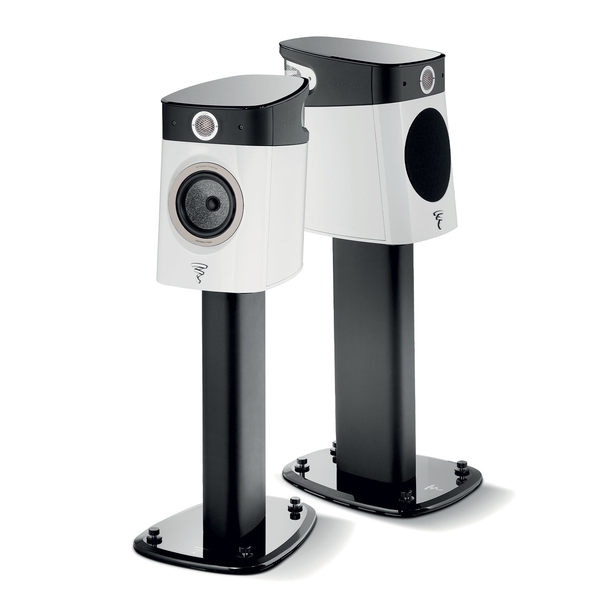 Zwei elegante Focal Sopra N°1 Kompaktlautsprecher in Weiß und Schwarz auf passenden Ständern, jeweils mit geschwungenem Design und rundem Lautsprechergitter.