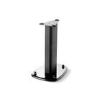 Le Focal Sopra N°1 Stativ est un pied denceinte en métal noir avec une base rectangulaire brillante et une plaque supérieure triangulaire, idéal pour les enceintes de bibliothèque, présenté sur un fond blanc.