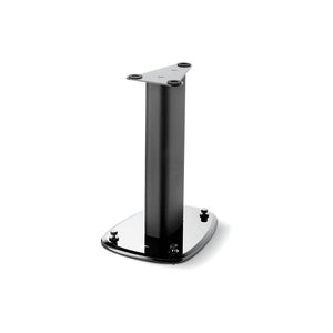 El Focal Sopra N°1 Stativ es un soporte de altavoz de metal negro con una base rectangular brillante y una placa superior triangular, ideal para altavoces de estantería, que se muestra sobre un fondo blanco.