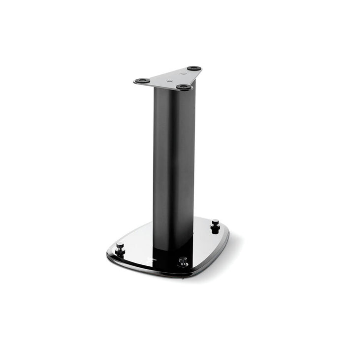 Le Focal Sopra N°1 Stativ est un pied denceinte en métal noir avec une base rectangulaire brillante et une plaque supérieure triangulaire, idéal pour les enceintes de bibliothèque, présenté sur un fond blanc.