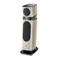 De Focal Sopra N°2 is een hoge, moderne luidspreker met een licht houten afwerking, zwarte roosters en een metalen accent dat puur hifi-geluid levert.