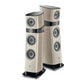 Los altavoces Focal Sopra N°2 combinan madera clara y superficies blancas con múltiples transductores y una base negra brillante para ofrecer un sonido de alta fidelidad de primera clase.