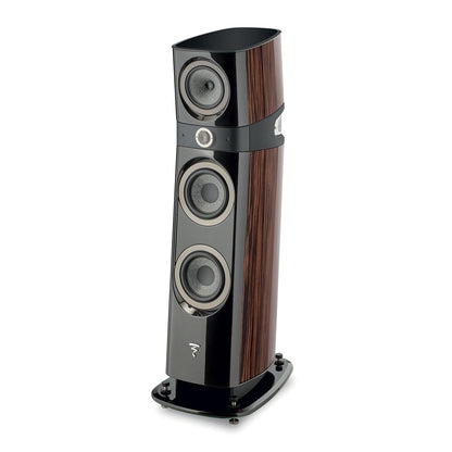 Der Focal Sopra N°2 hat ein glänzendes schwarzes und hölzernes Finish, drei sichtbare Treiber und liefert Hi-Fi-Sound in einem schlanken, modernen Design.