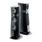 Dos elegantes altavoces negros Focal Sopra N°2 con múltiples transductores y carcasas curvadas ofrecen un sonido de alta fidelidad sobre un fondo blanco.