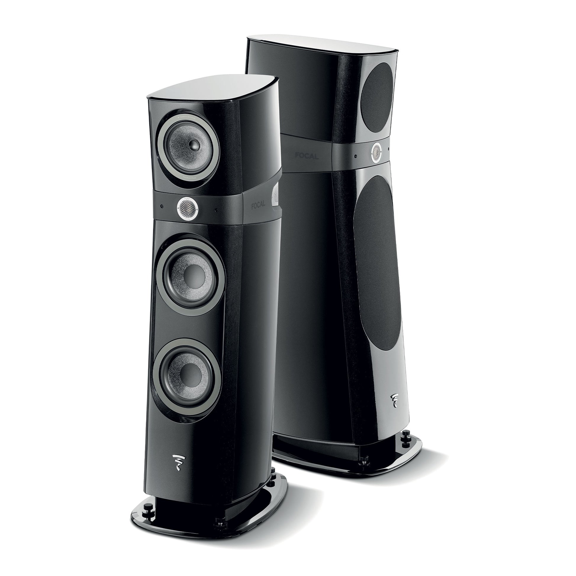 Dos elegantes altavoces negros Focal Sopra N°2 con múltiples transductores y carcasas curvadas ofrecen un sonido de alta fidelidad sobre un fondo blanco.