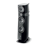 El Focal Sopra N°2 es un altavoz alto y negro con cuatro transductores circulares y un acabado brillante que ofrece un sonido de alta fidelidad de primera clase en su zócalo a juego.