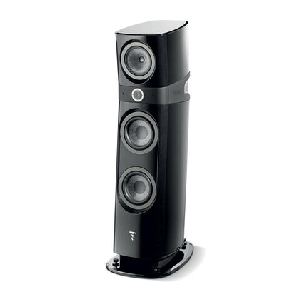 El Focal Sopra N°2 es un altavoz alto y negro con cuatro transductores circulares y un acabado brillante que ofrece un sonido de alta fidelidad de primera clase en su zócalo a juego.
