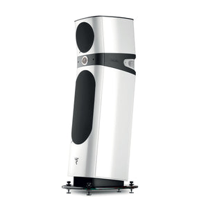 El Focal Sopra N°2 es un altavoz de suelo alto, moderno y blanco de 3 vías con rejillas negras, detalles plateados y una base robusta para un sonido de alta fidelidad estable.