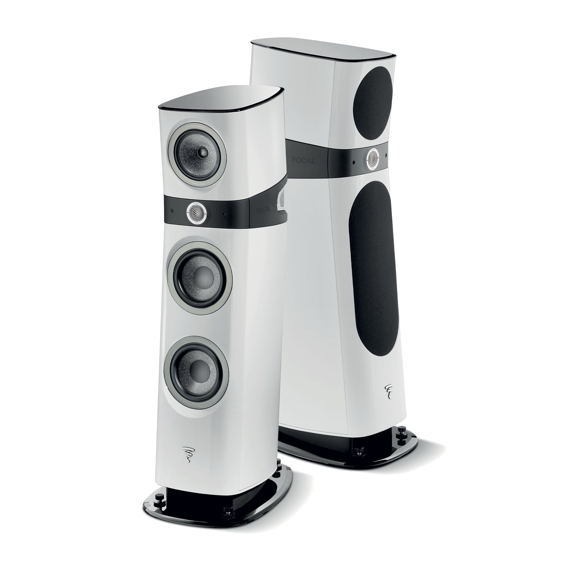 Zwei moderne weiße Focal Sopra N°2-Lautsprecher mit schwarzen Akzenten und jeweils drei sichtbaren Treibern versprechen puren Hi-Fi-Sound, der auf schlanken schwarzen Sockeln steht.