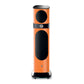 Die Focal Sopra N°2 ist ein hoher, orangefarbener 3-Wege-Standlautsprecher mit schwarzen, runden und ovalen Abdeckungen sowie einer zentralen Steuerung oder einem Sensor für Hi-Fi-Sound.